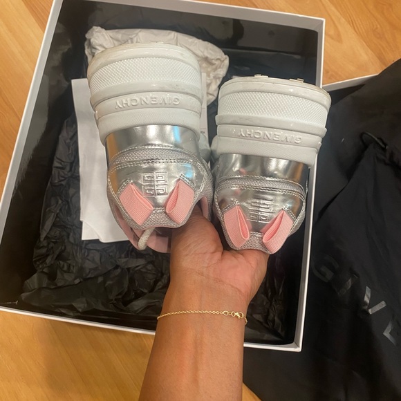 GIVENCHY Giv 1 Metallic Runner Sneakers - Picture 8 of 8